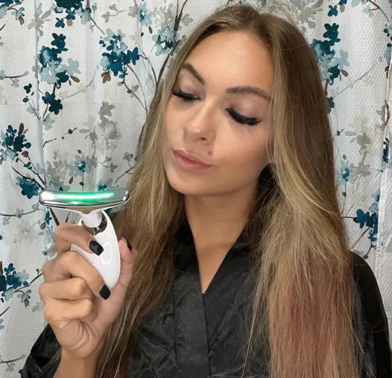 ✨ Beauty Lifting & Anti-Wrinkle Gerät ✨

Gönn deiner Haut eine kleine Beauty-Auszeit für zu Hause! 💆‍♀️💖 Dieses praktische Beauty-Gerät wurde für die Pflege von Gesicht, Hals und Kieferpartie entwickelt und verbindet verschiedene Funktionen für eine angenehme und intensive Pflegeroutine.

🌸 Was kann das Gerät?

✨ Unterstützt einen strafferen & definierteren Look
💆‍♀️ Massiert und stimuliert die Gesichtspartien
🔥 Angenehme Wärmefunktion für ein wohltuendes Pflegeerlebnis
💡 LED-Licht zur Unterstützung d