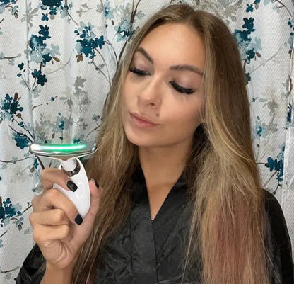 ✨ Beauty Lifting & Anti-Wrinkle Gerät ✨

Gönn deiner Haut eine kleine Beauty-Auszeit für zu Hause! 💆‍♀️💖 Dieses praktische Beauty-Gerät wurde für die Pflege von Gesicht, Hals und Kieferpartie entwickelt und verbindet verschiedene Funktionen für eine angenehme und intensive Pflegeroutine.

🌸 Was kann das Gerät?

✨ Unterstützt einen strafferen & definierteren Look
💆‍♀️ Massiert und stimuliert die Gesichtspartien
🔥 Angenehme Wärmefunktion für ein wohltuendes Pflegeerlebnis
💡 LED-Licht zur Unterstützung d